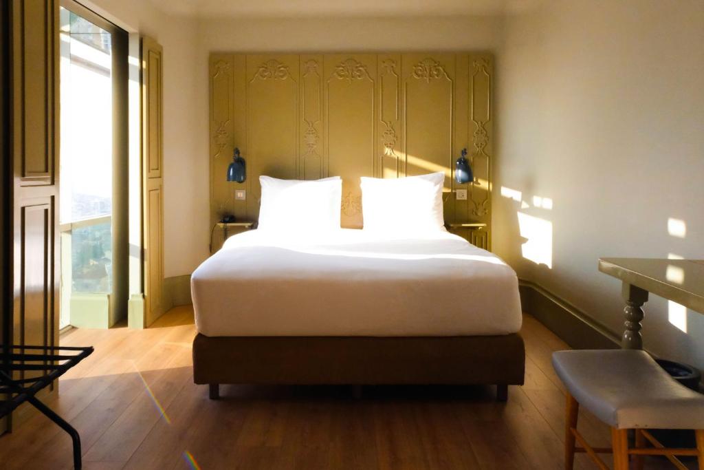 A bed or beds in a room at The Cettia Istanbul