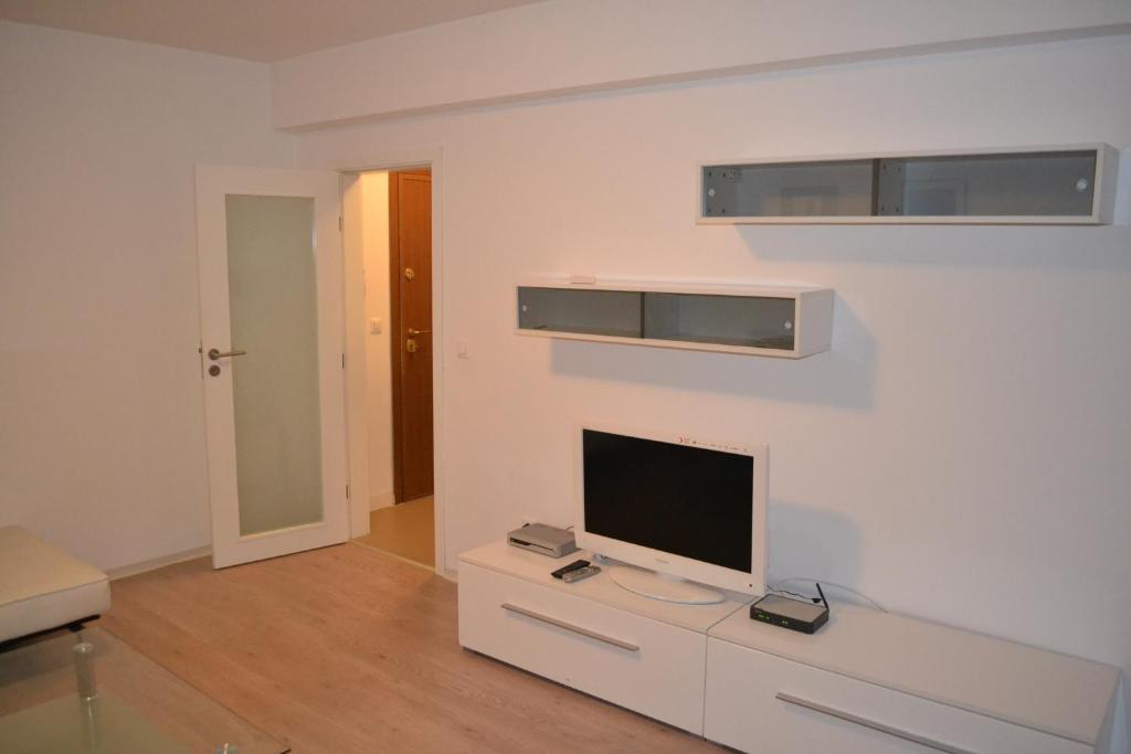 A television and/or entertainment centre at Bulhotel Pritzker Apartment