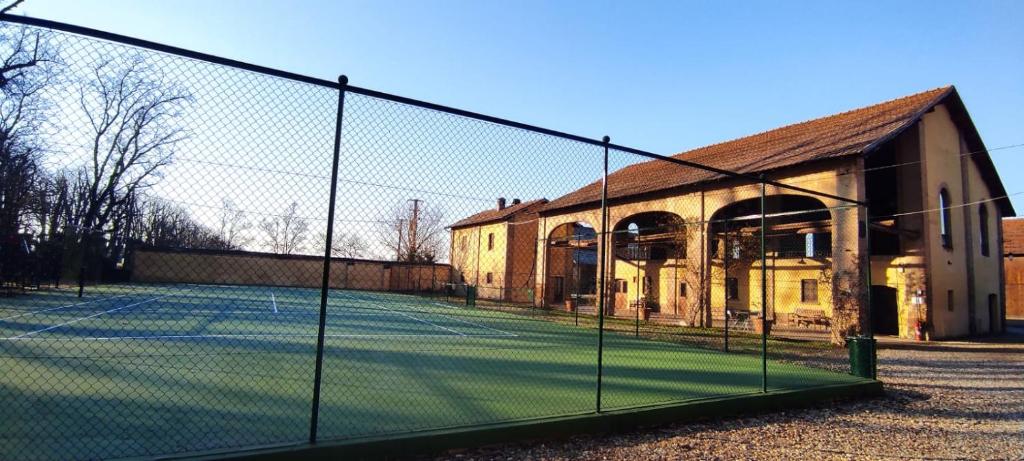 Tenis a/nebo squash v ubytování AGRITURISMO LE CORTI DELLA GUALDANA nebo okolí