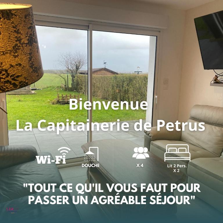 Cette chambre dispose d'une fenêtre, d'un canapé et d'une télévision. dans l'établissement la Capitainerie de Petrus 06, à Saint-Étienne-au-Mont