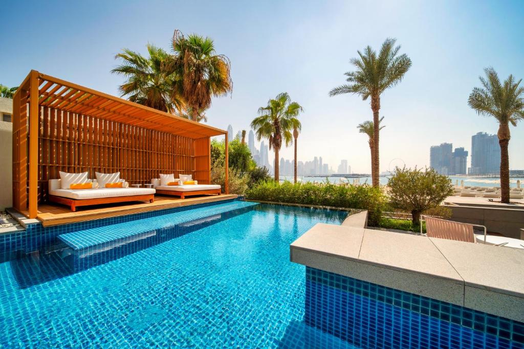 Bazén v ubytování FIVE Palm Jumeirah Dubai nebo v jeho okolí