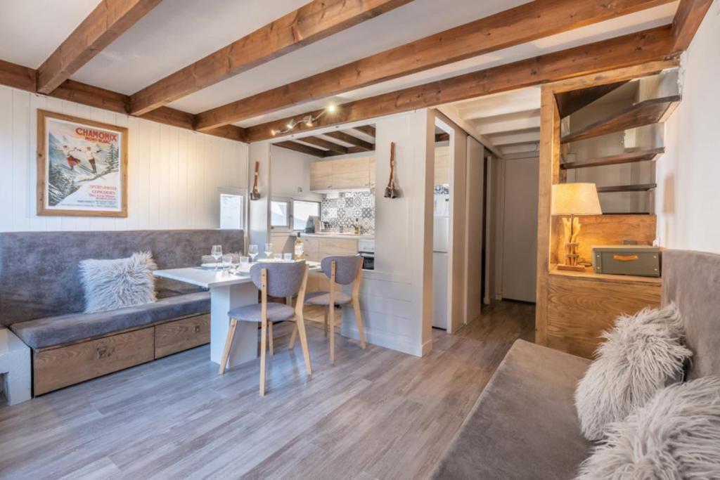 une cuisine et un salon avec une table et des chaises dans l'établissement Beautiful Apt near the Grands Montets slopes, à Chamonix-Mont-Blanc