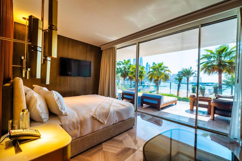 Postel nebo postele na pokoji v ubytování FIVE Palm Jumeirah Dubai