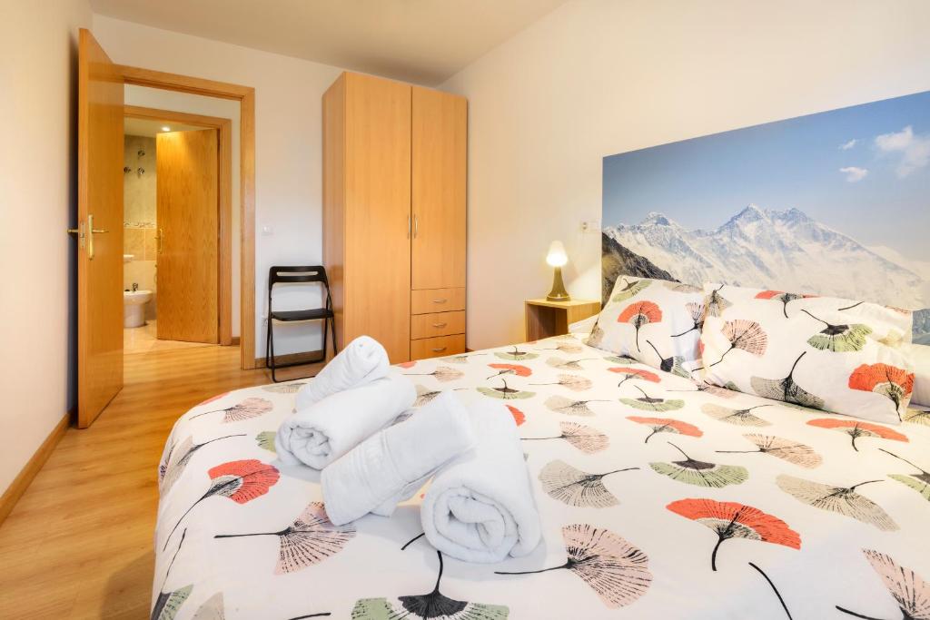 Postel nebo postele na pokoji v ubytování Apartamento de montaña y ESQUÍ en el Pirineo Aragonés, Villanúa - WIFI