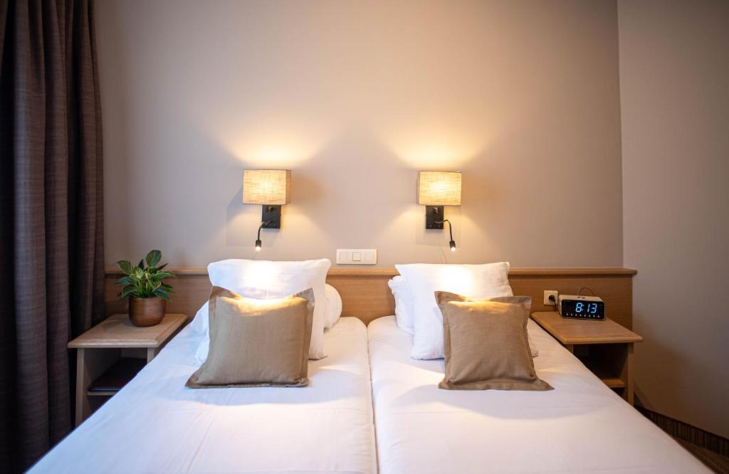 Postel nebo postele na pokoji v ubytování Ambassador Hotel