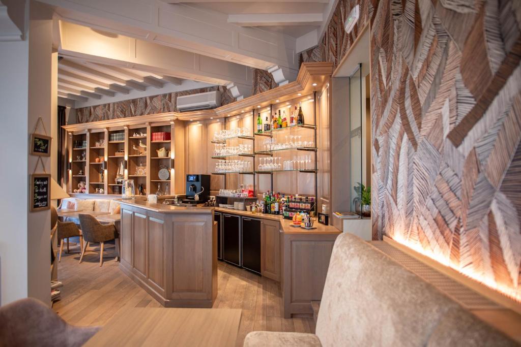 Kuchyň nebo kuchyňský kout v ubytování Ambassador Hotel