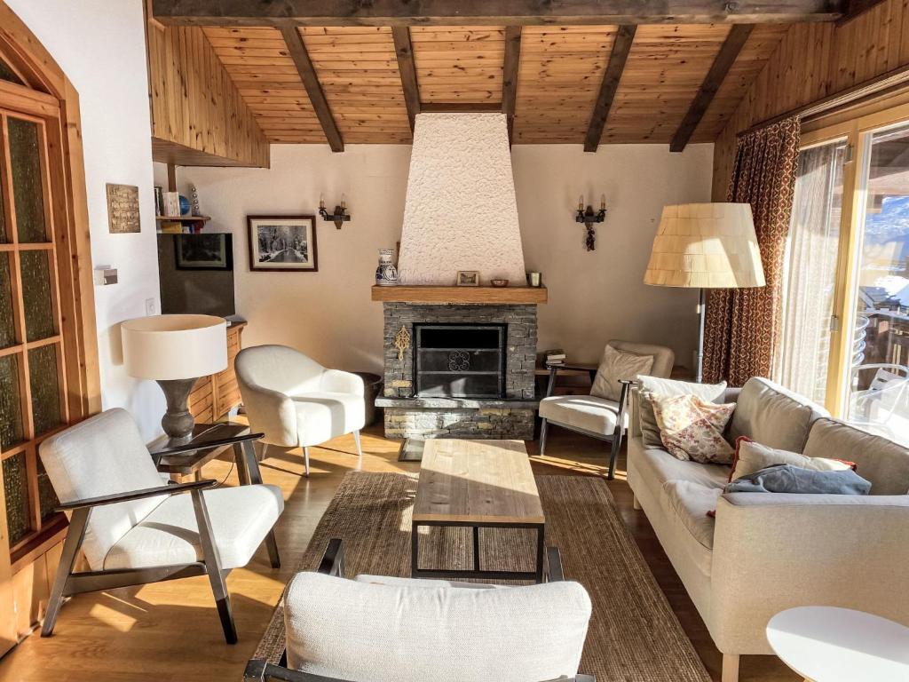 オヴロナにあるChalet L'Alpage by Interhomeのソファと暖炉のあるリビングルーム