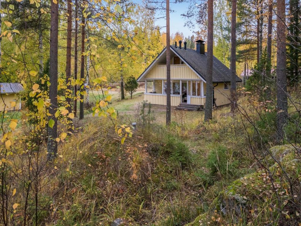 ein kleines Haus mitten im Wald in der Unterkunft Holiday Home Orava-apaja by Interhome in Pitkälahti