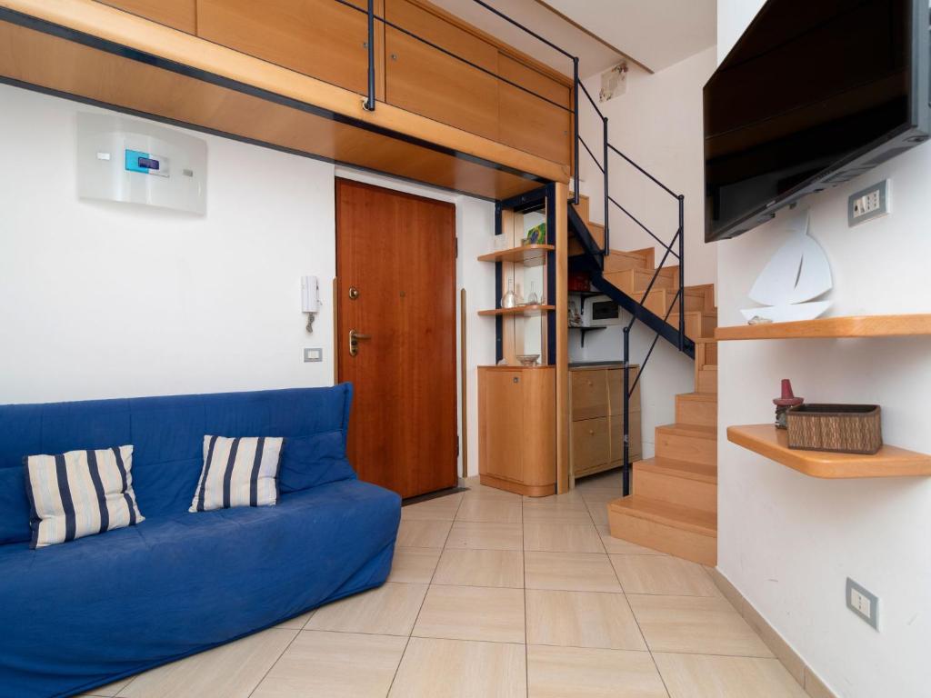 salon z niebieską kanapą i schodami w obiekcie Apartment Sorrento Shore-Casa Mirta by Interhome w Sorrento