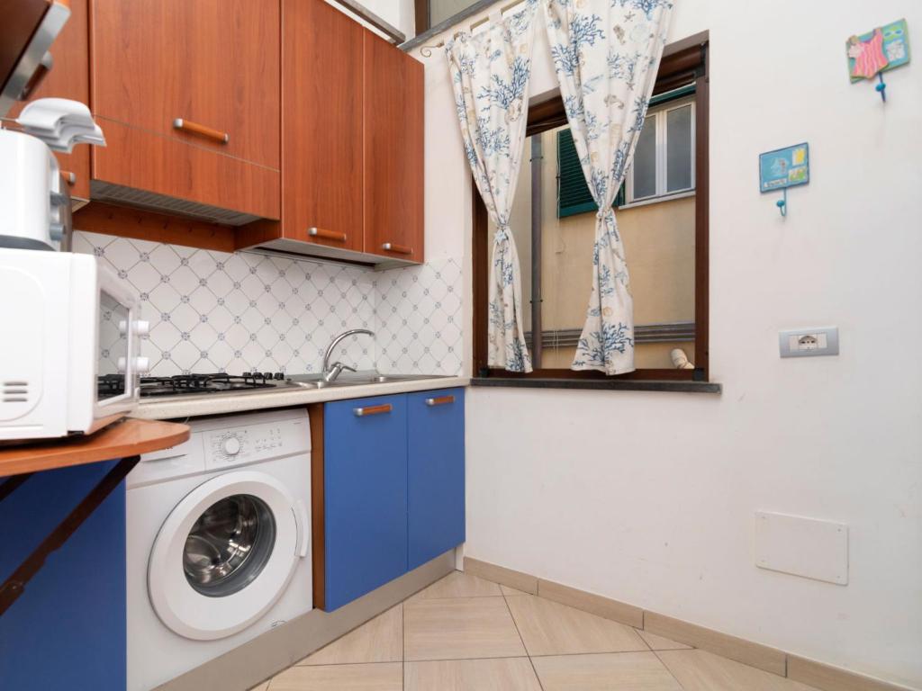 Kuchnia lub aneks kuchenny w obiekcie Apartment Sorrento Shore-Casa Mirta by Interhome