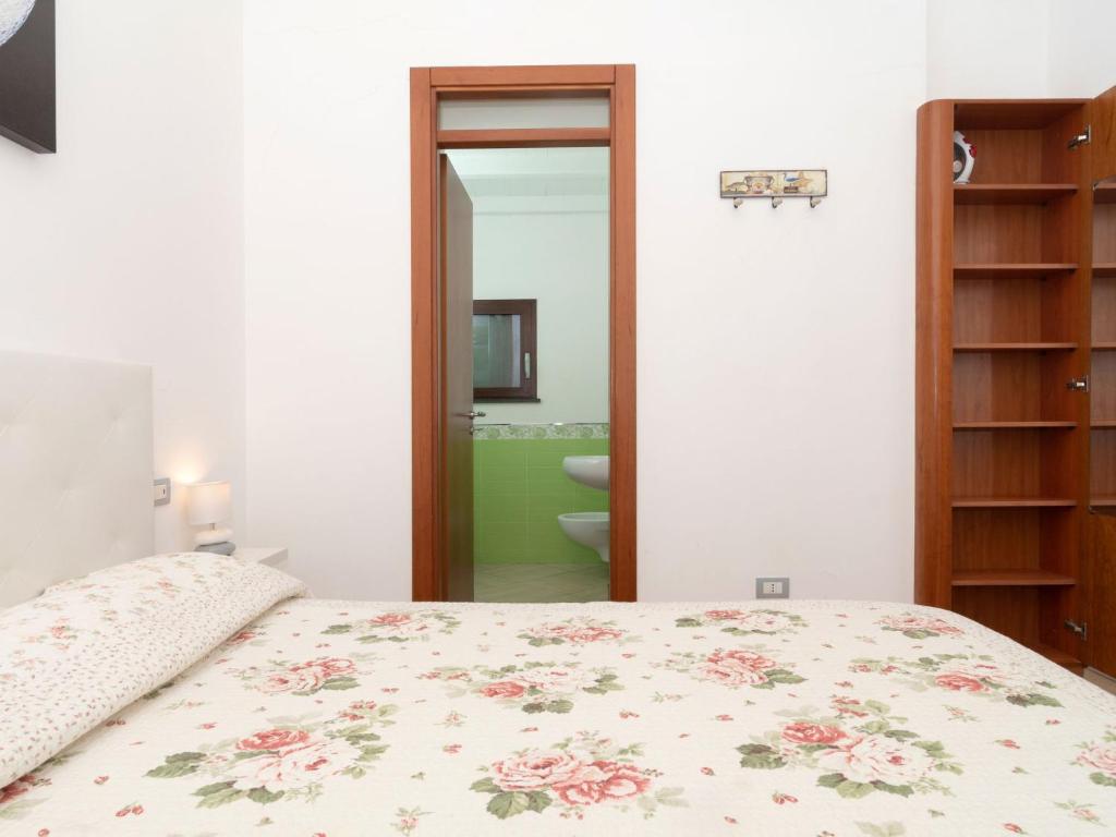 Łóżko lub łóżka w pokoju w obiekcie Apartment Sorrento Shore-Casa Mirta by Interhome