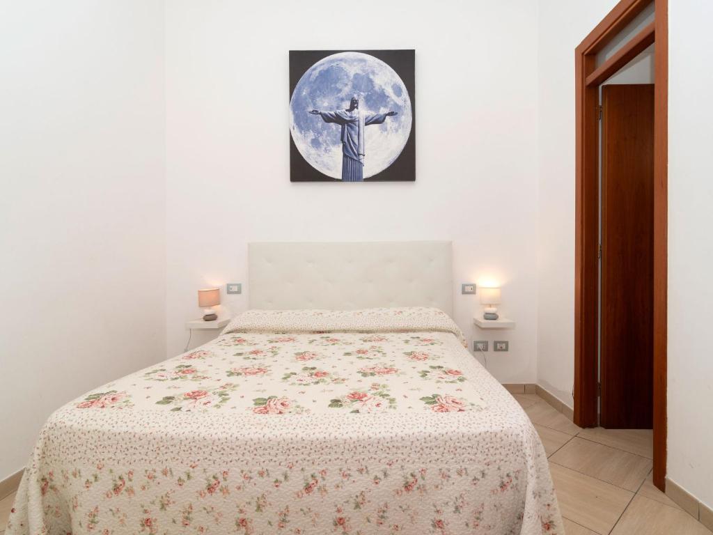 Łóżko lub łóżka w pokoju w obiekcie Apartment Sorrento Shore-Casa Mirta by Interhome
