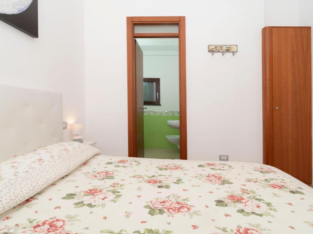 Łóżko lub łóżka w pokoju w obiekcie Apartment Sorrento Shore-Casa Mirta by Interhome