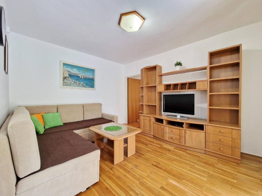 Televízia a/alebo spoločenská miestnosť v ubytovaní Apartment Sersic