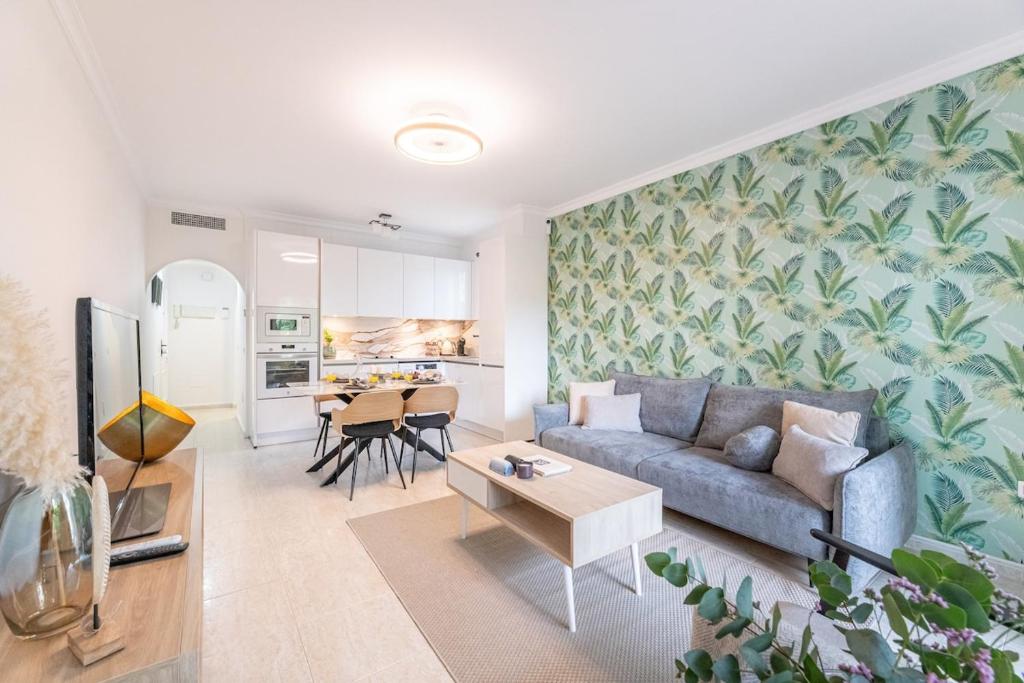 una sala de estar con un sofá y una mesa en Apartmant Buti Mar, en La Cala de Mijas