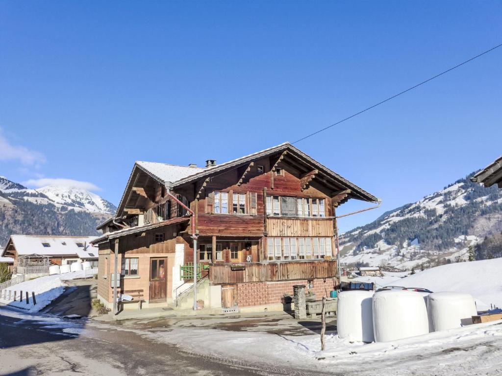 una casa de madera en las montañas con nieve en Apartment Reinisch by Interhome, en Frutigen