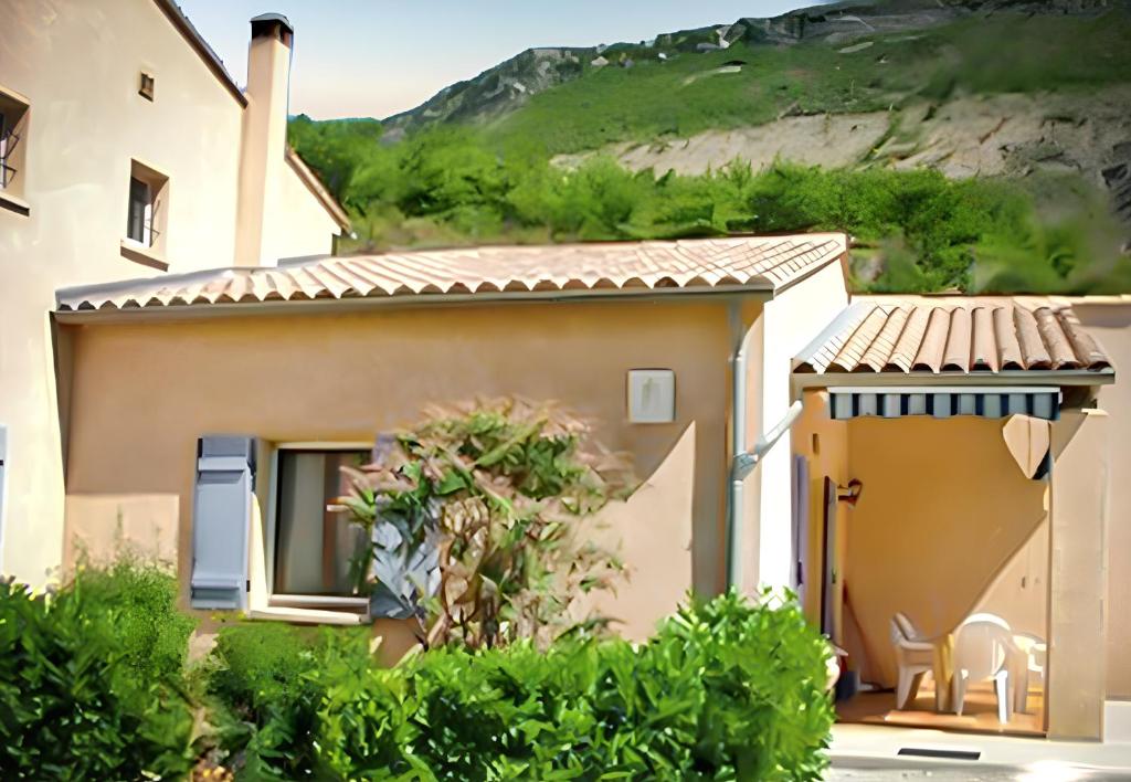 une maison avec vue sur la montagne dans l'établissement Maison confortable à La Roche-sur-le-Buis avec piscine partagée, à La Roche-sur-le-Buis