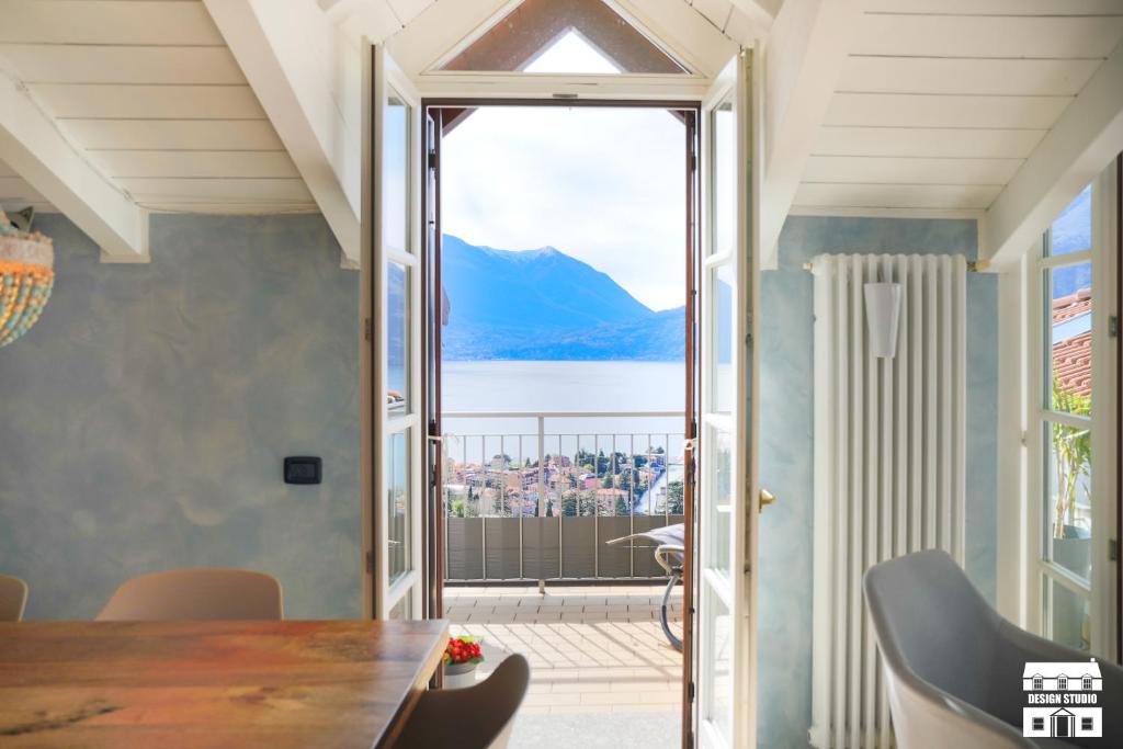 une salle à manger avec vue sur l'eau dans l'établissement M&P HOUSE by Design Studio, à Bellano