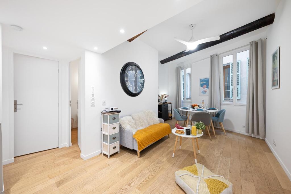 un salon avec un canapé et une table dans l'établissement Le Castelosa - Au coeur du Vieux-Nice, à Nice