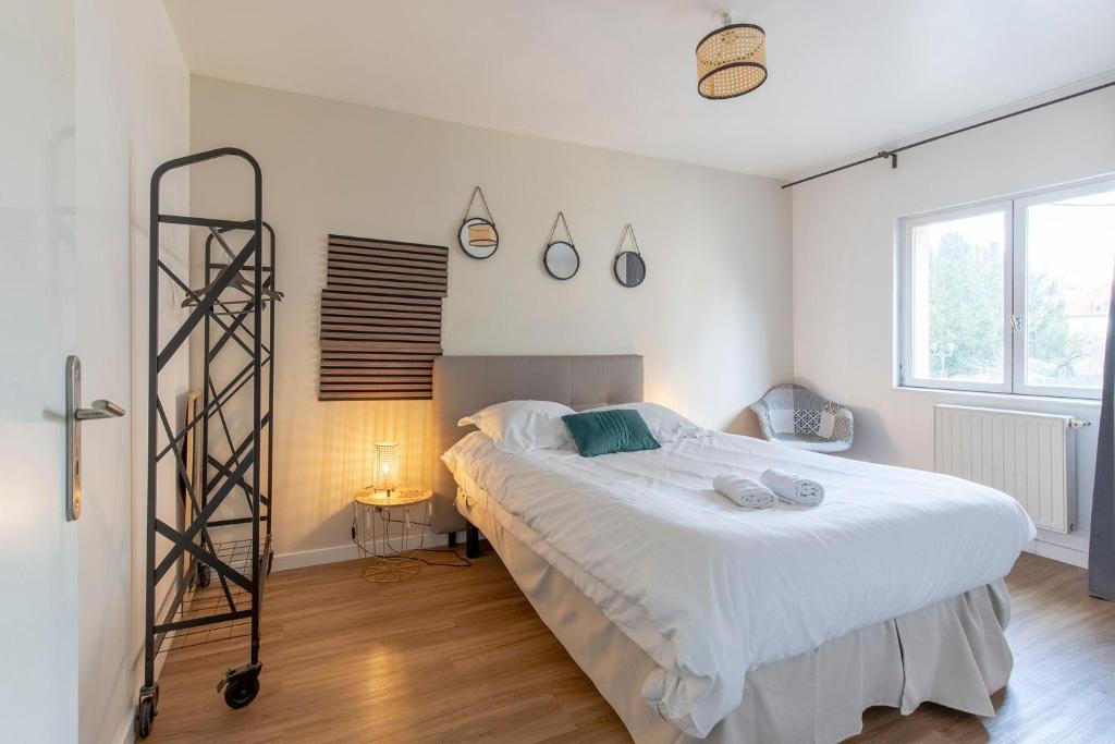 - une chambre avec un grand lit et une échelle dans l'établissement Hexagone Wifi Un Séjour à Part, à Longeville-lès-Metz