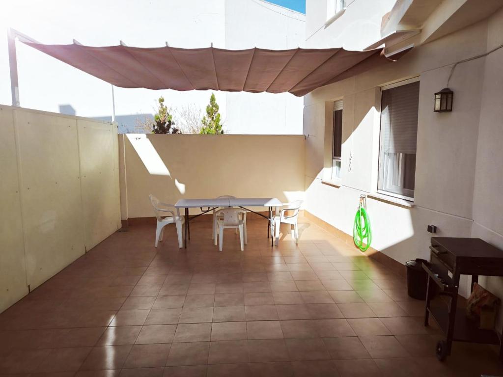 patio ze stołem i krzesłami w budynku w obiekcie Apartamento Padial w mieście Nerja