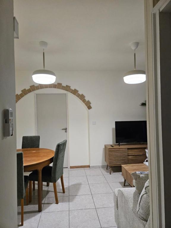 TV a/nebo společenská místnost v ubytování ROOMS by Emmelia Group