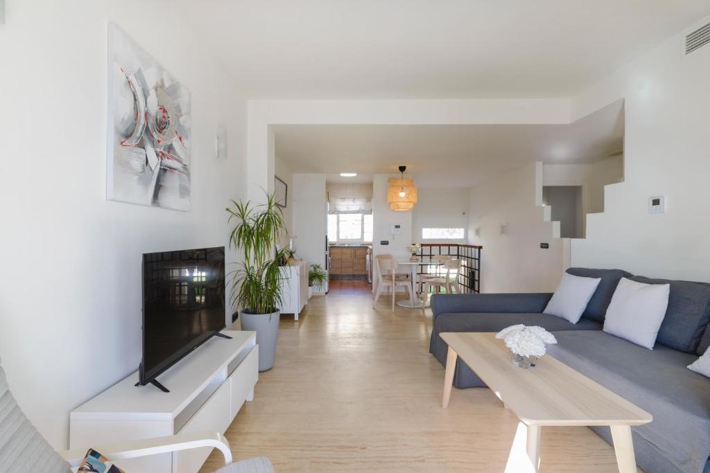 Televízia a/alebo spoločenská miestnosť v ubytovaní Espectacular casa en la playa