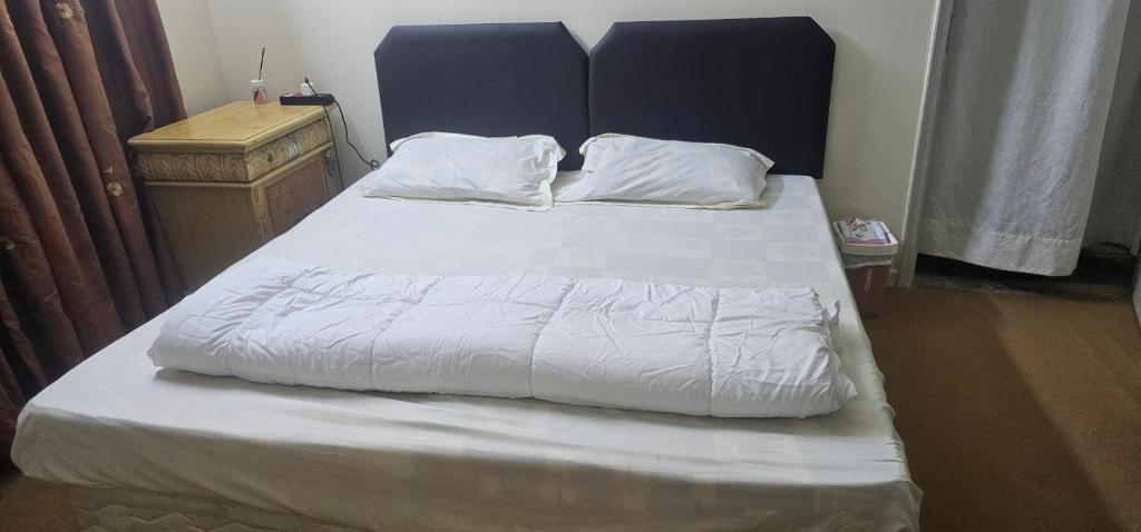 Postelja oz. postelje v sobi nastanitve Room Roola Cournich