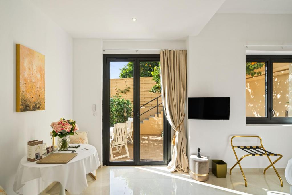 Hôtel Le Roquebrune - Deluxe Double Room With Side Sea View