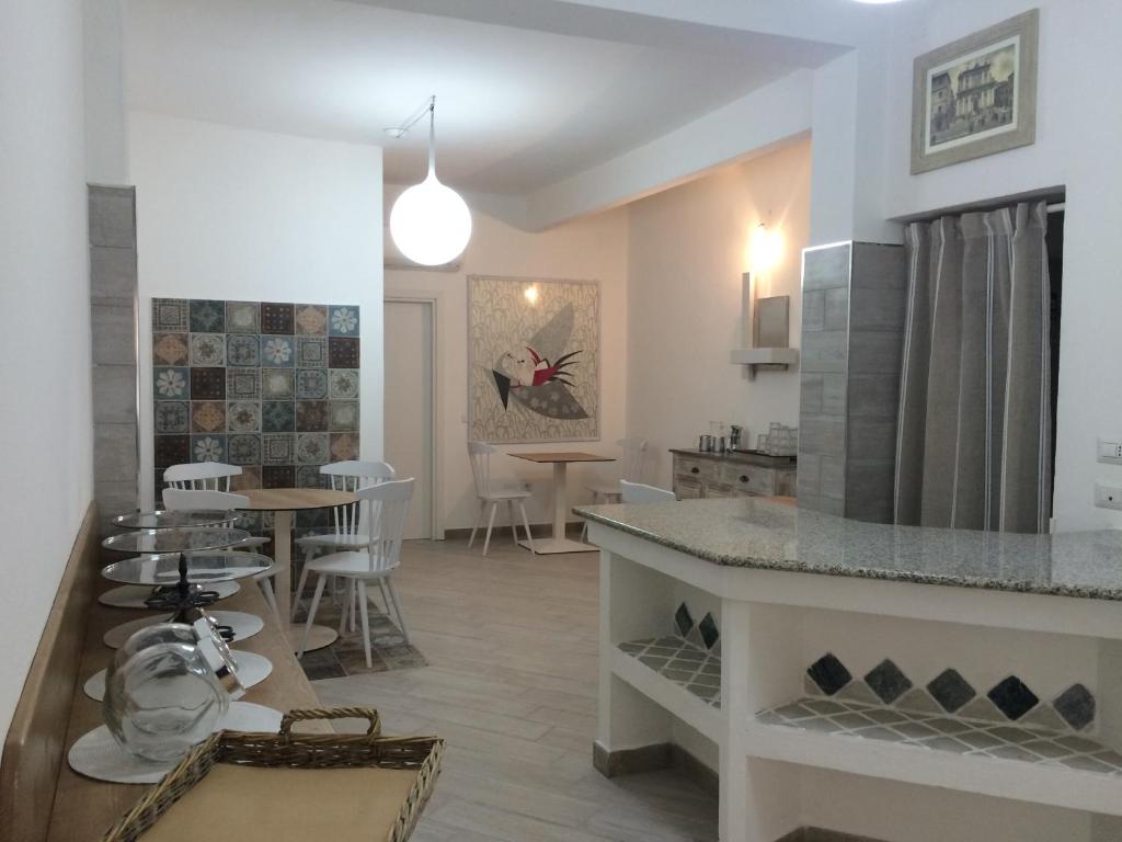 a living room with a kitchen and a dining room at Casa Ilva in La Maddalena