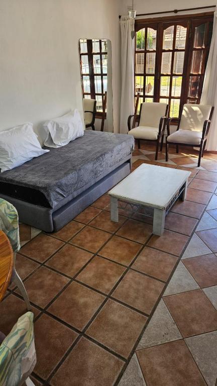 una camera da letto con un letto, un tavolo e delle sedie di Casita de Norma Faro a Mar del Plata