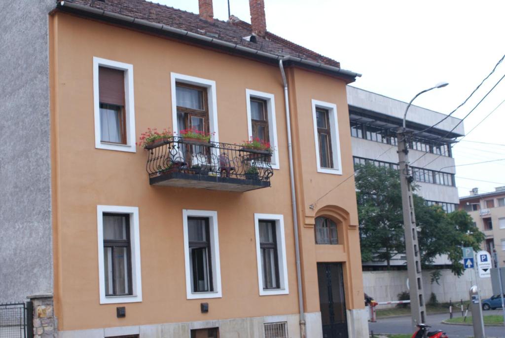 Régiposta Apartman - Housity