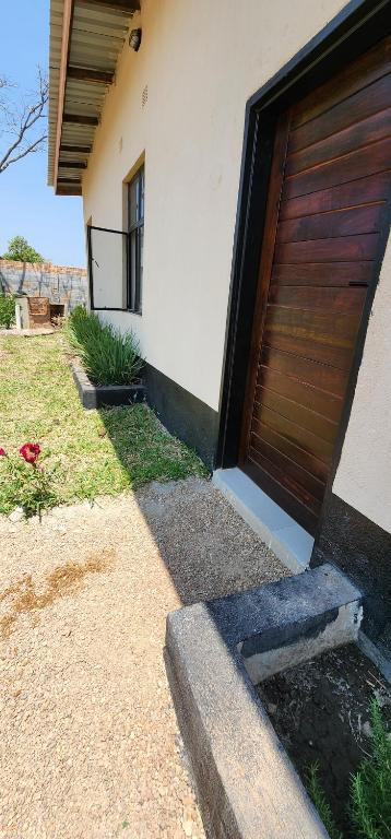 Zahrada ubytování Fully Furnished Apartments in Manyama, Lumwana Mine