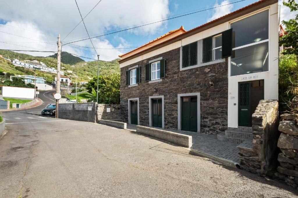 een bakstenen gebouw aan de kant van een weg bij Casa da Avó Paraíso 1 in Machico