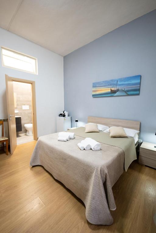sypialnia z 2 łóżkami i obrazem na ścianie w obiekcie home Joséphine, a due passi dalla Reggia w mieście Caserta