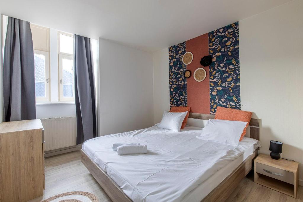 une chambre avec un grand lit avec des draps blancs dans l'établissement Vue sur Saint Quentin Un Séjour à Part, à Longeville-lès-Metz