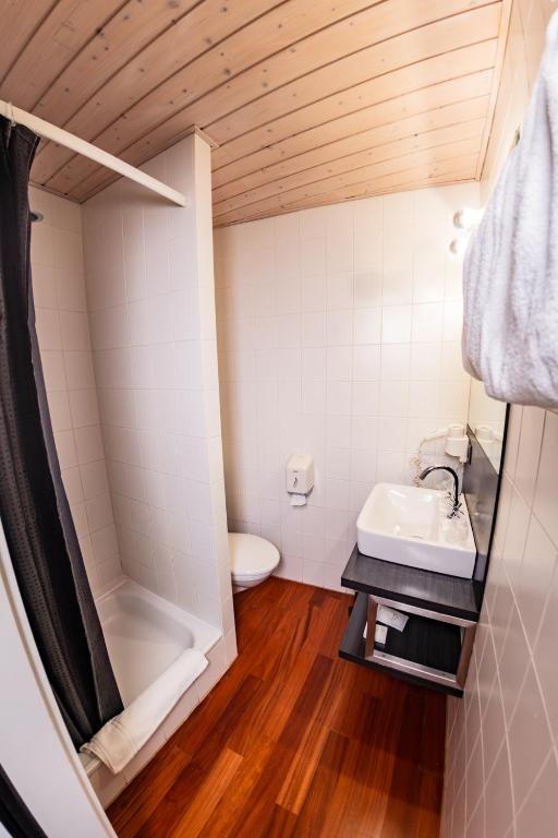 Uma casa de banho em Tralala Hotel Montreux
