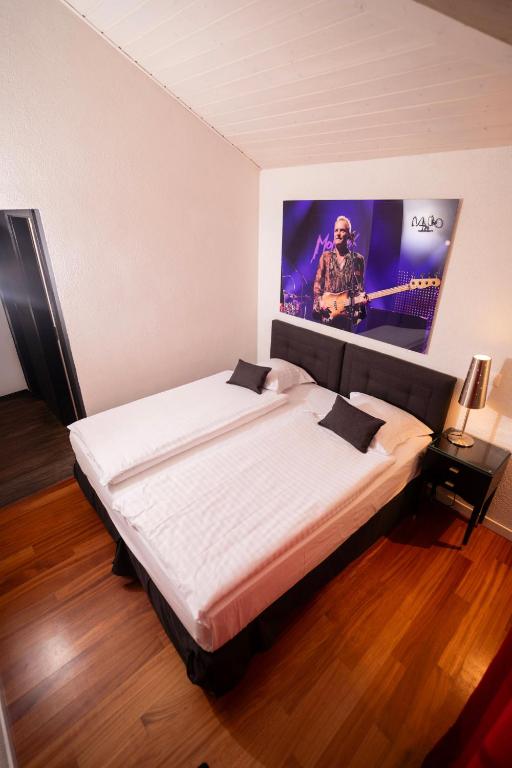Uma cama ou camas num quarto em Tralala Hotel Montreux