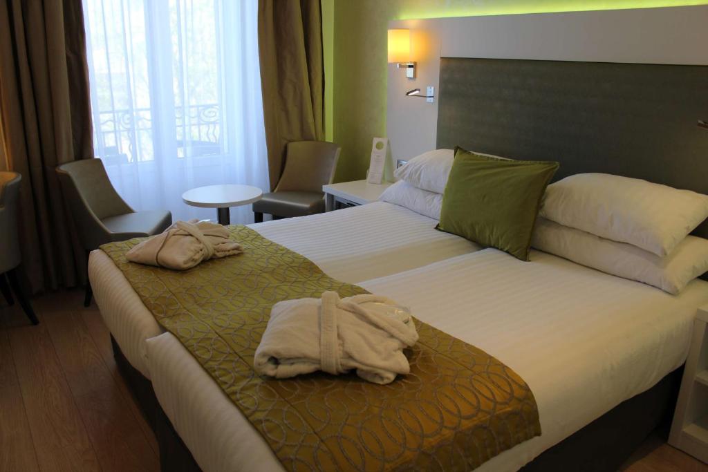 Postel nebo postele na pokoji v ubytování Best Western Plus Hotel Carlton Annecy
