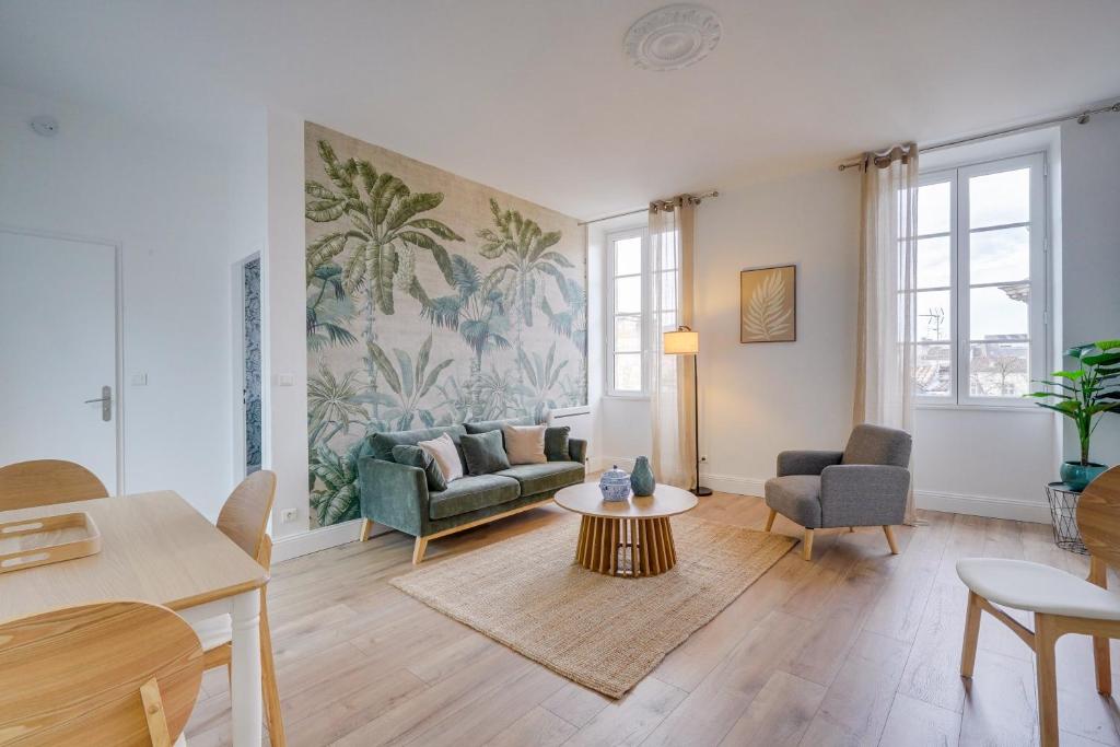 un salon avec un canapé et une table dans l'établissement Le Sauvage - Au coeur du quartier St Pierre, à Bordeaux