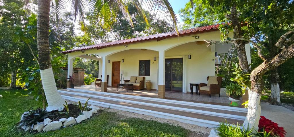 eine Villa mit einem tropischen Garten und einem Haus in der Unterkunft aldea isla sagrada in Cozumel