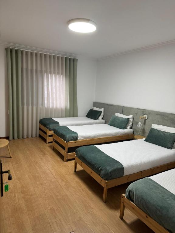 Postel nebo postele na pokoji v ubytování Old Village Hostel