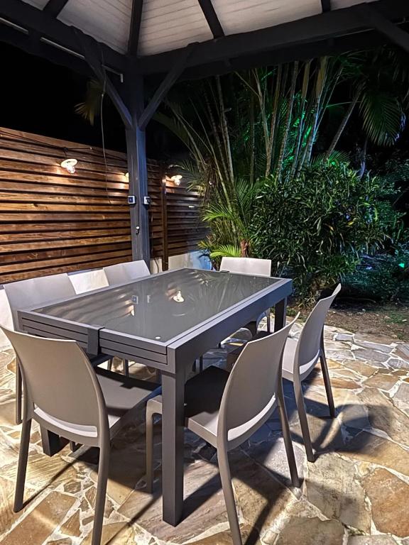 Foto dalla galleria di Villa spacieuse avec piscine à Saint-Pierre a Saint-Pierre