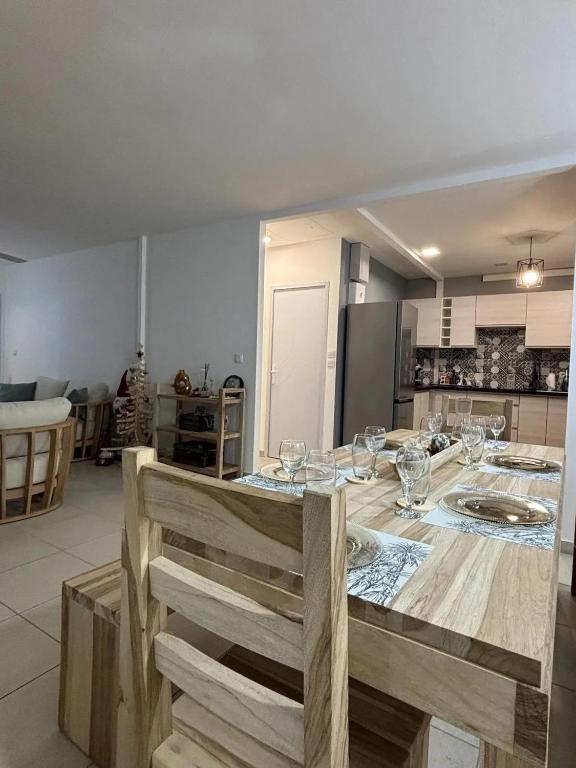 Cucina o angolo cottura di Villa spacieuse avec piscine à Saint-Pierre