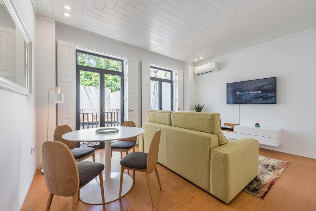 ポルトにあるGuestReady - The Citrus Glaze at the Terraceのソファとテーブルと椅子のあるリビングルーム