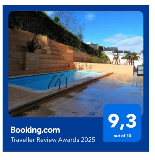 zdjęcie basenu z nagrodami za ocenę podróży w obiekcie Apartamento Piscina 2G by Urraca Suites Viveiro w mieście Viveiro
