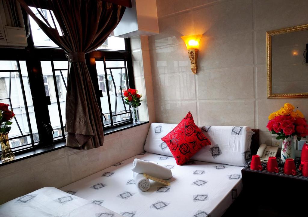 Un pat sau paturi într-o cameră la Dhillon Hotel -Guest House & Hostel