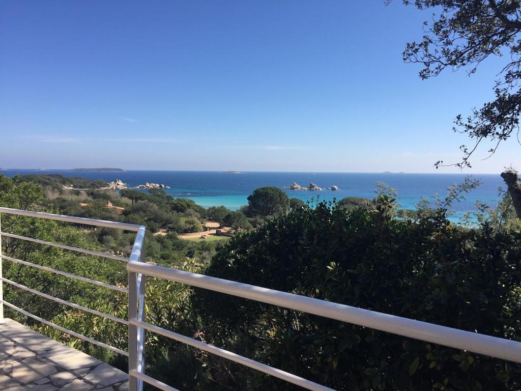- une vue sur l'océan depuis une clôture blanche dans l'établissement BLU DI MARE Palombaggia, à Porto-Vecchio