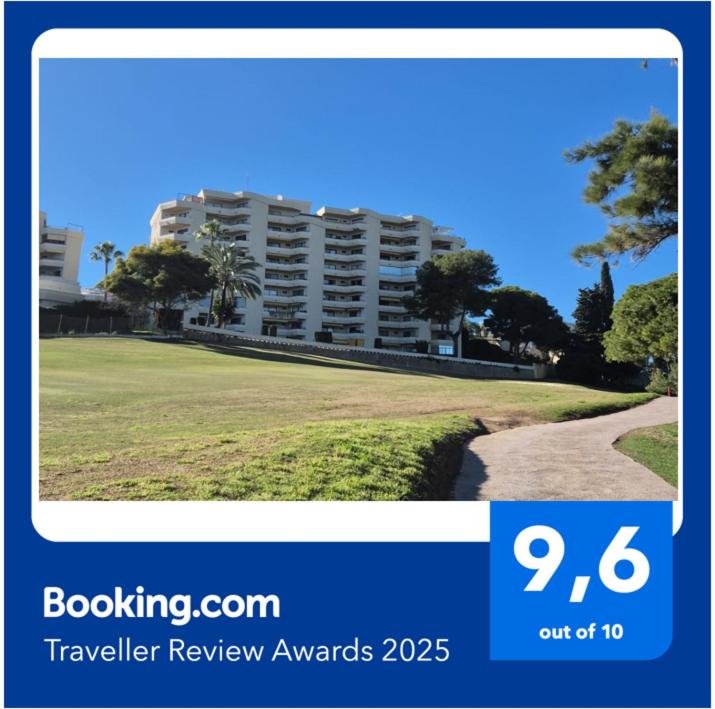 eine Collage aus Bildern eines großen Gebäudes in der Unterkunft Habitación deluxe con baño privado en Atalaya Apartagolf, Estepona in Estepona