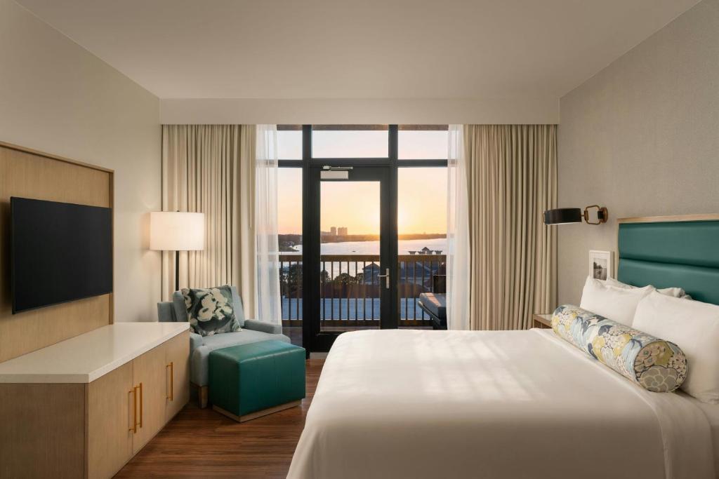 Ein Bett oder Betten in einem Zimmer der Unterkunft Hotel Effie Sandestin Resort, Autograph Collection
